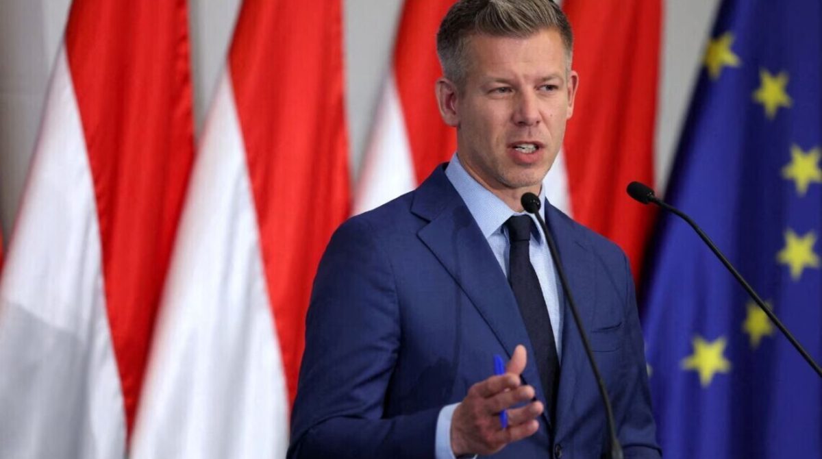 Угорщина: у офісі ексміністра знайшли мішки з подрібненими документами