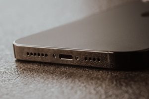 Захист порту зарядки смартфона від пилу та спеки